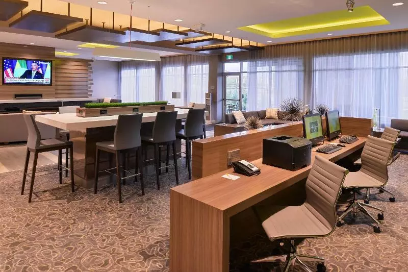 هتل Courtyard By Marriott Saskatoon Airport