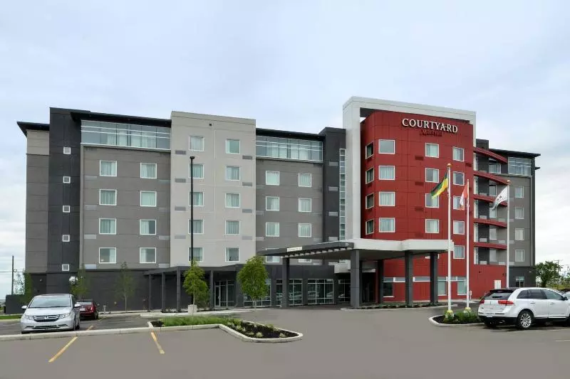هتل Courtyard By Marriott Saskatoon Airport