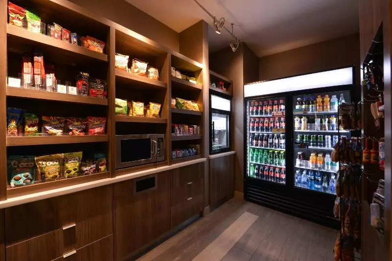 هتل Courtyard By Marriott Saskatoon Airport