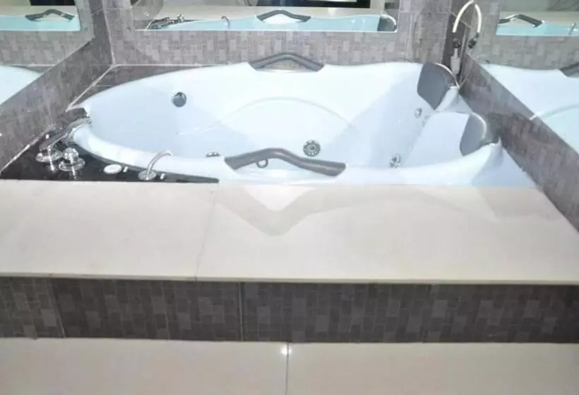 هتل Western Dreams