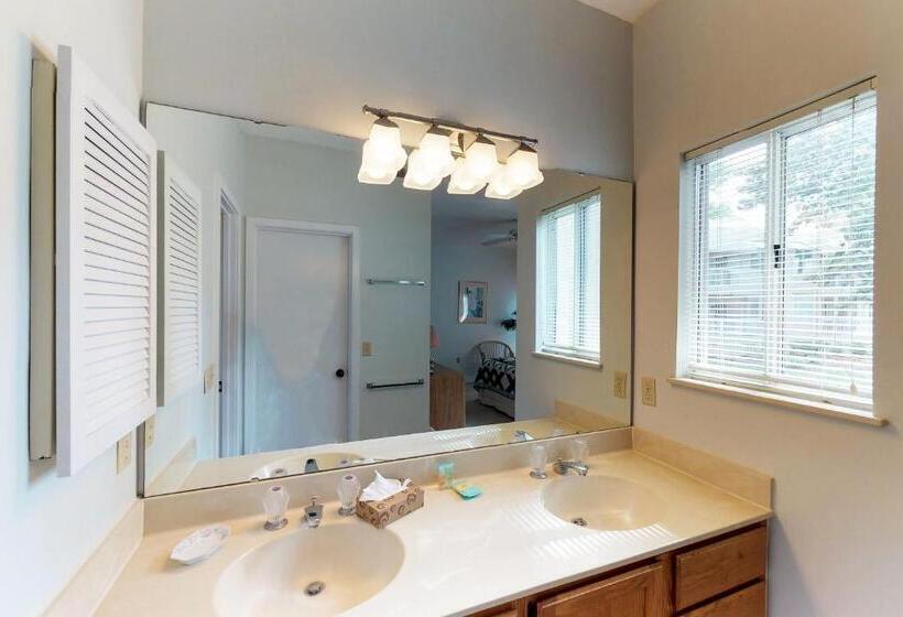 هتل Barrington Arms 208