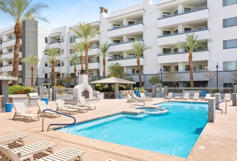 酒店 The Airplane Hangar