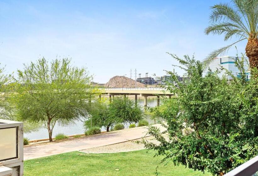 酒店 The Airplane Hangar