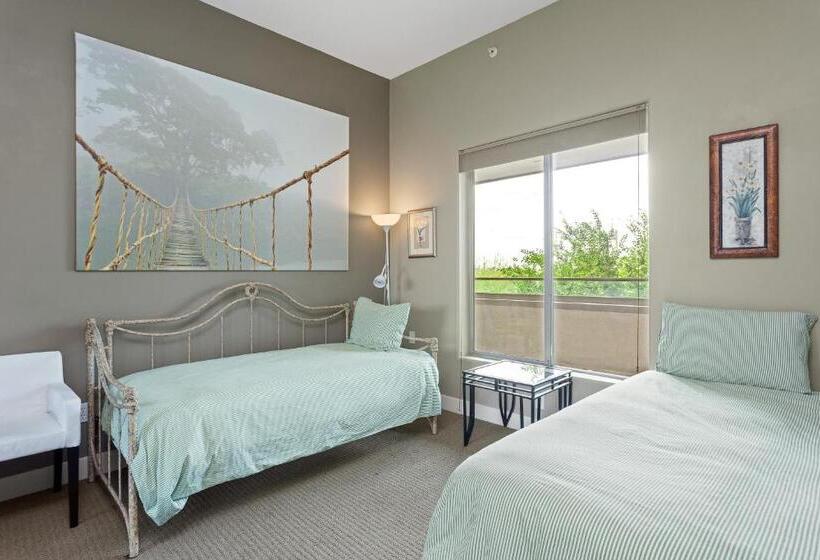 酒店 The Airplane Hangar