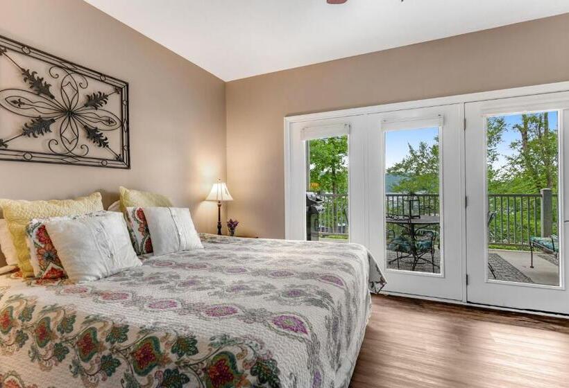 فندق Bend Of The River