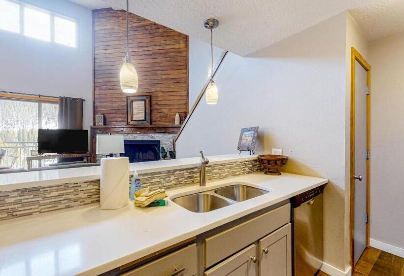 هتل Montezuma Magic