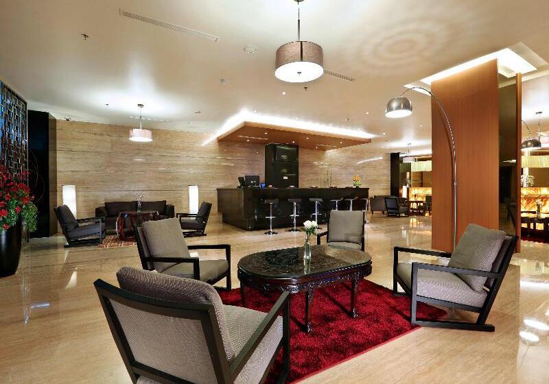 בית מלון כפרי Golden City  And Convention Center