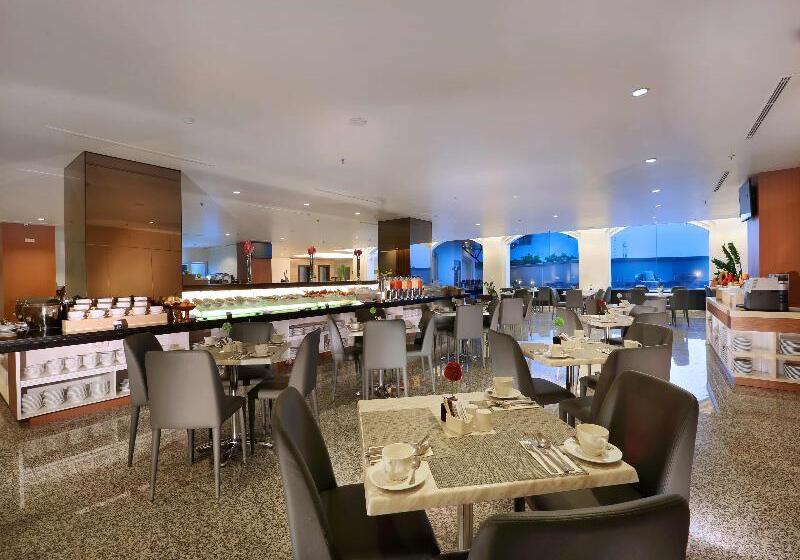 בית מלון כפרי Golden City  And Convention Center