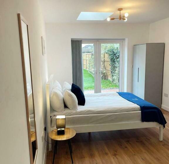 Pansiyon Cambridge Studios And Suites By Tas Accommodations