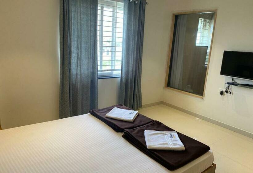 ホテル Kiran Comforts