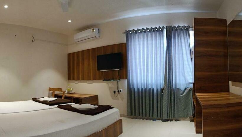 ホテル Kiran Comforts