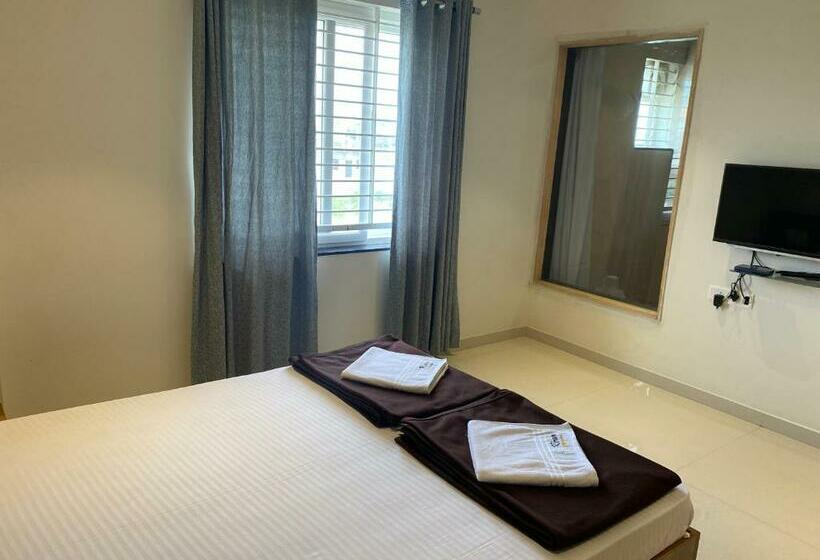 ホテル Kiran Comforts