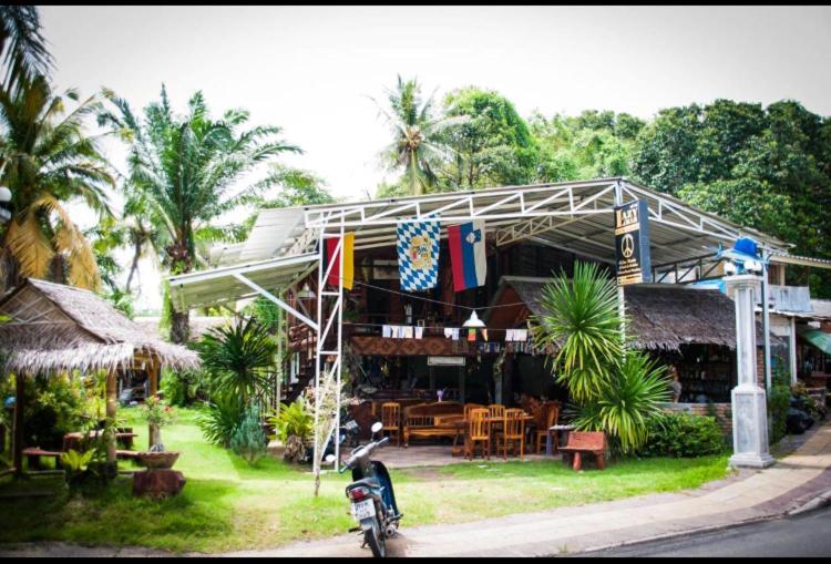 The Lazy Bar And Guesthouse