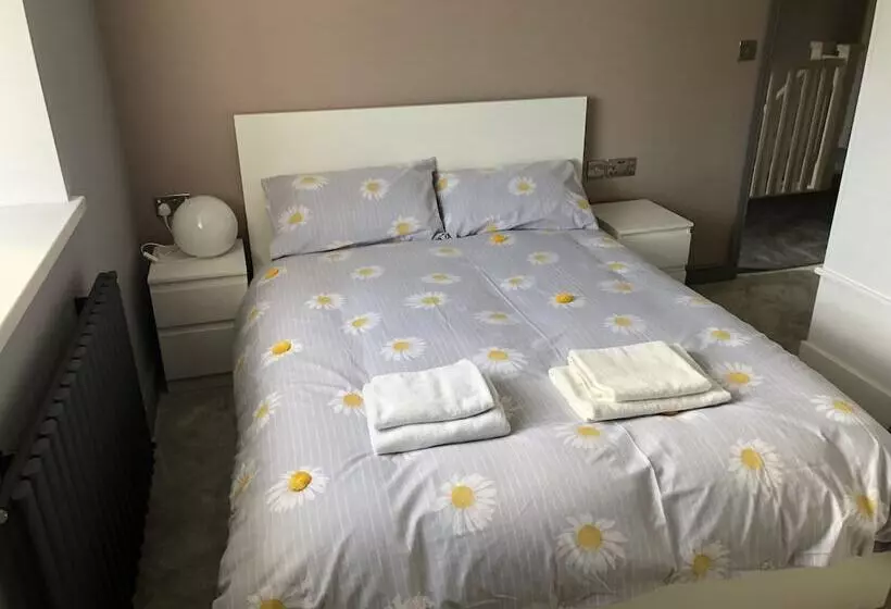 Majatalo Warlands Farm Guest House