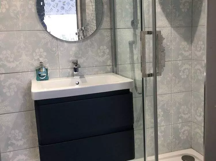 Majatalo Warlands Farm Guest House