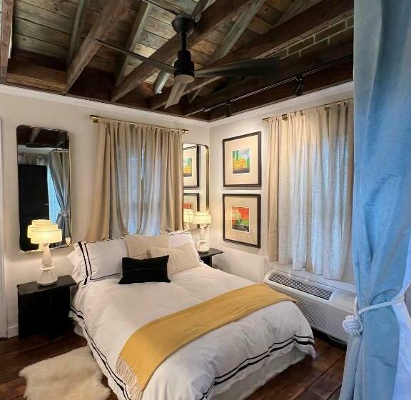 פנסיון Archaic Outhouse