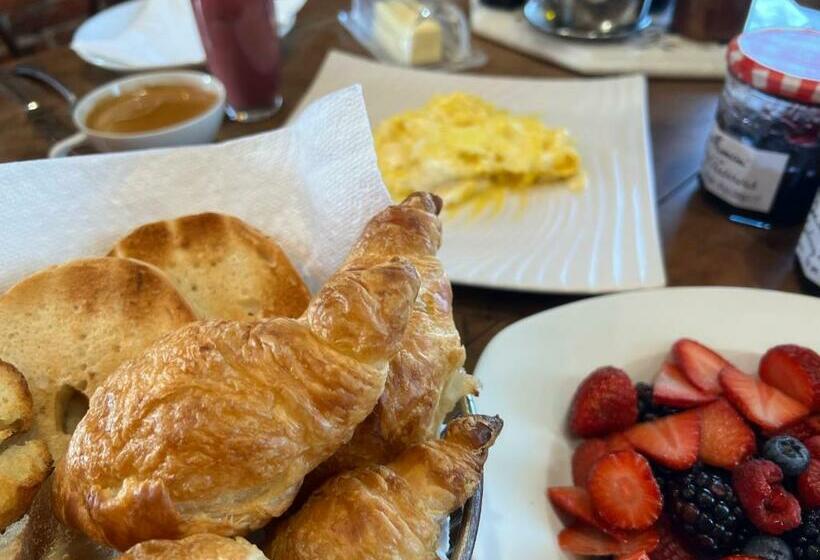 פנסיון Archaic Outhouse