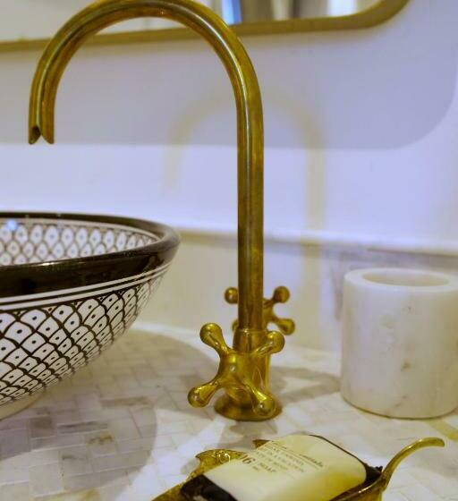 פנסיון Archaic Outhouse