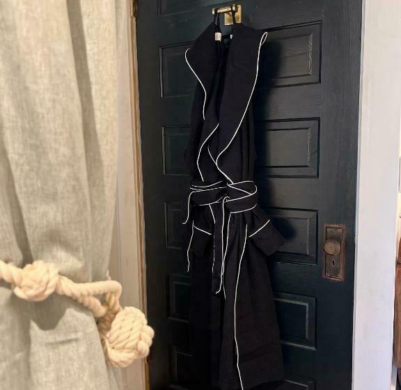 פנסיון Archaic Outhouse