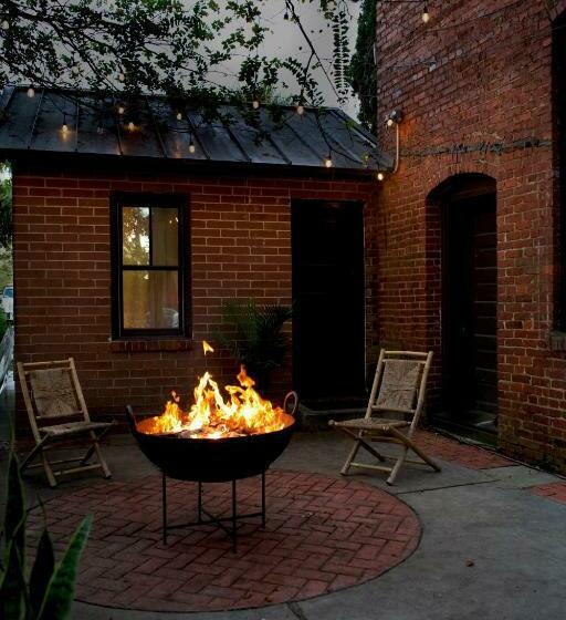 פנסיון Archaic Outhouse