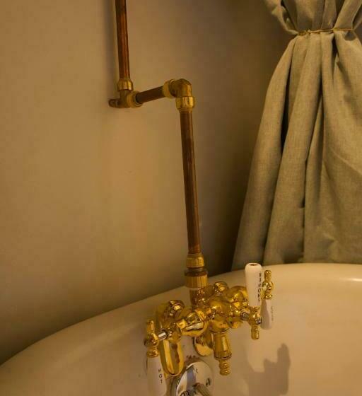 פנסיון Archaic Outhouse