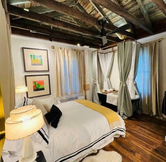 פנסיון Archaic Outhouse