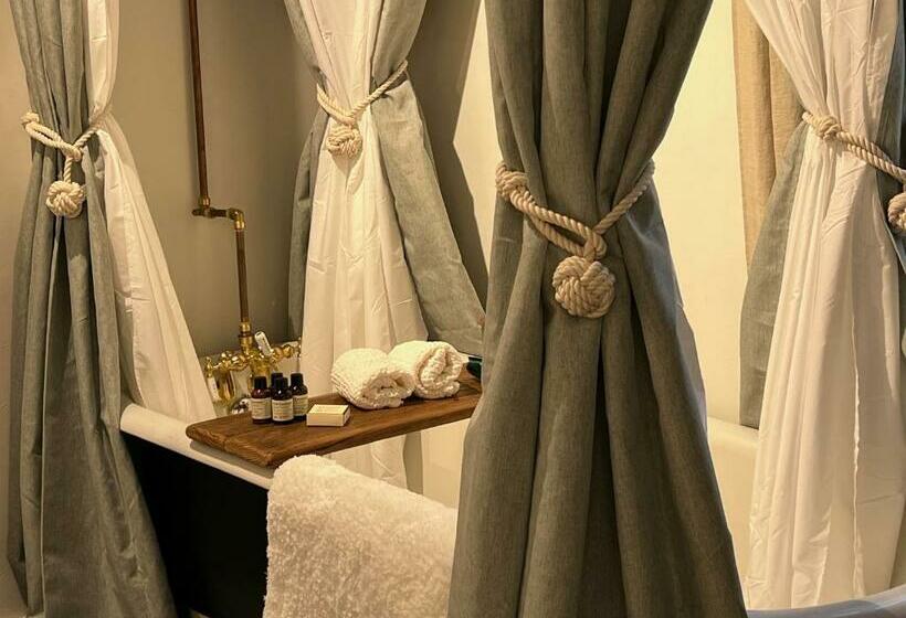 פנסיון Archaic Outhouse