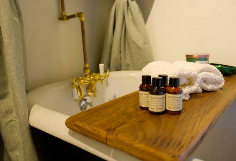 פנסיון Archaic Outhouse