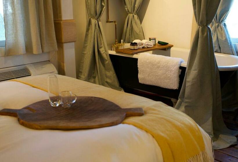 פנסיון Archaic Outhouse