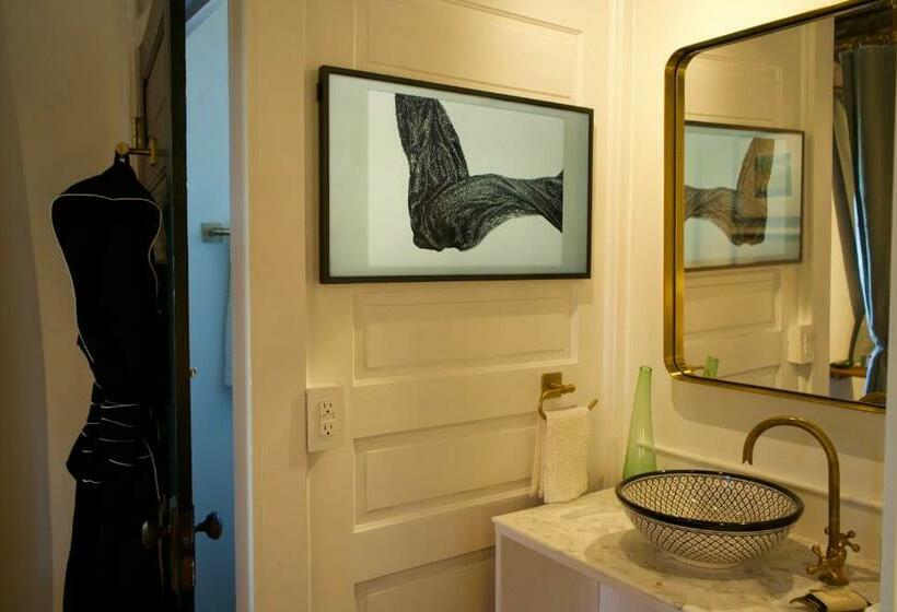 פנסיון Archaic Outhouse