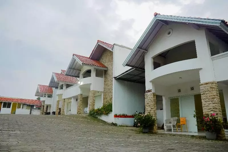 Hotel Rossan Villa  Near Sersan Bajuri Redpartner