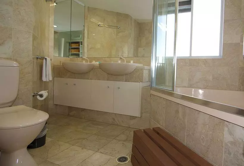 Отель Surfers Mayfair Apartments