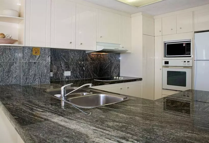 Отель Surfers Mayfair Apartments