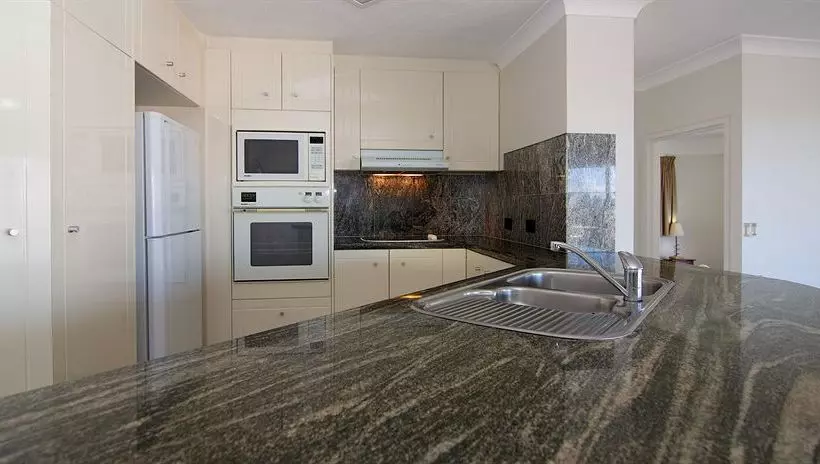 Отель Surfers Mayfair Apartments