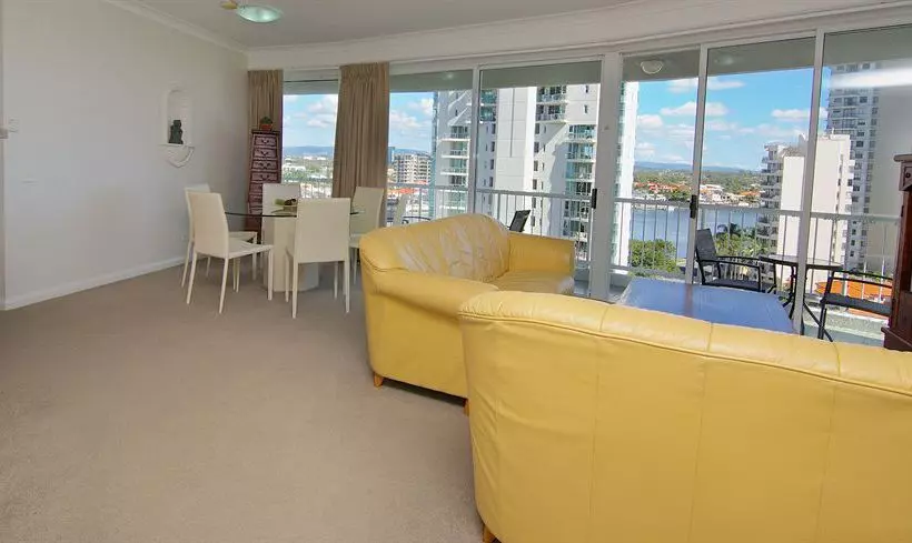 Отель Surfers Mayfair Apartments