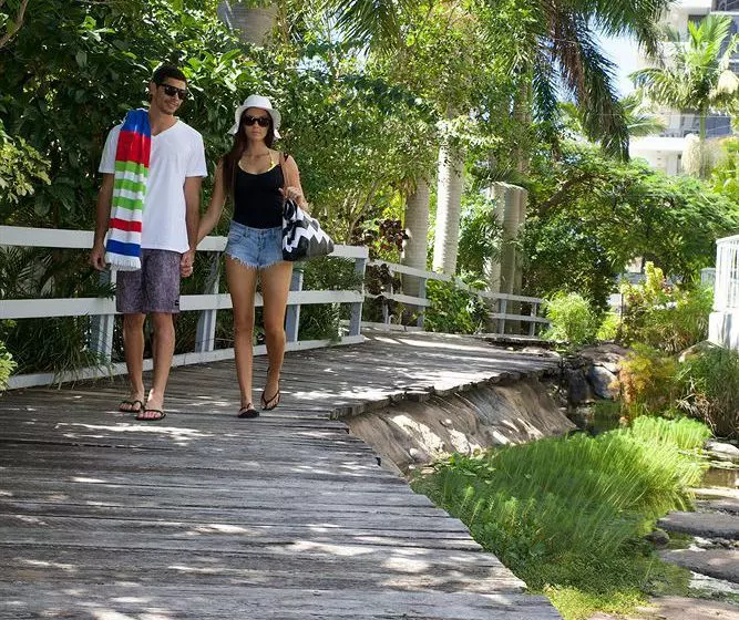 Отель Surfers Mayfair Apartments