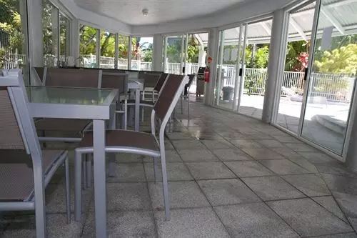 Отель Surfers Mayfair Apartments