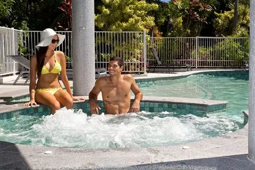 Отель Surfers Mayfair Apartments