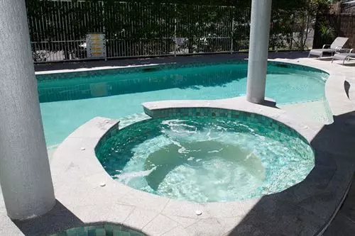 Отель Surfers Mayfair Apartments