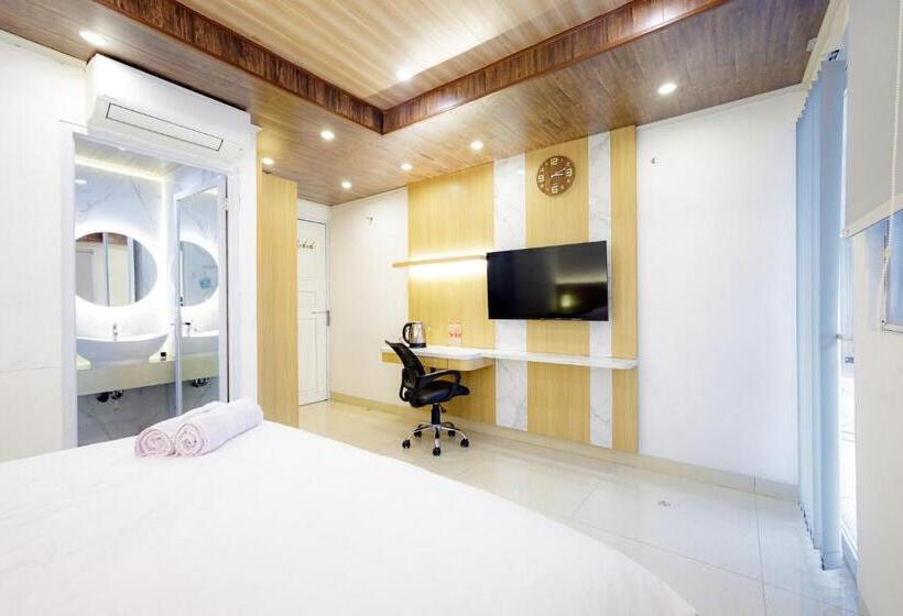 Urbanview Hotel Kota Tua Jakarta