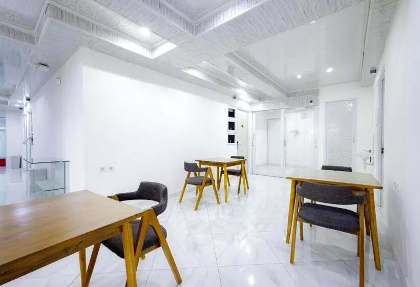 Urbanview Hotel Kota Tua Jakarta