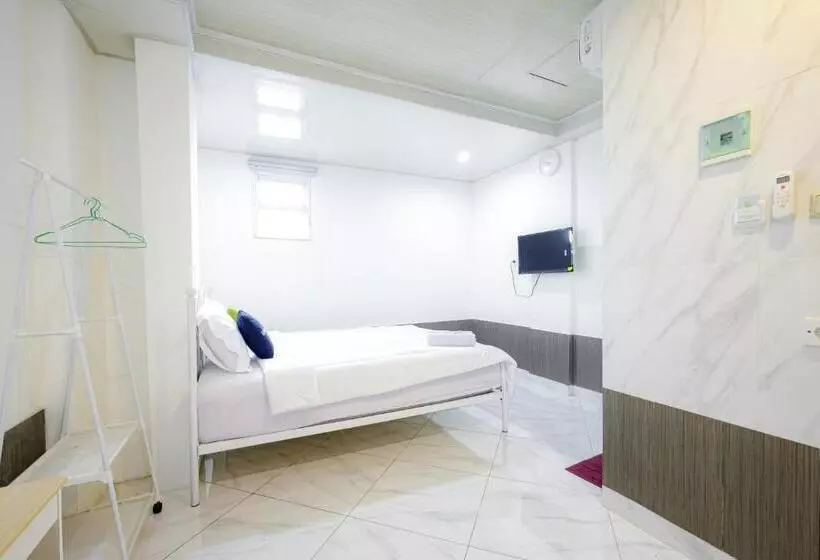 Urbanview Hotel Kota Tua Jakarta