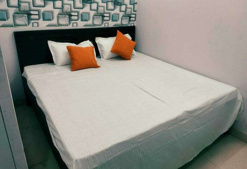 בית מלון כפרי Oyo 70099 Blue Star Rr