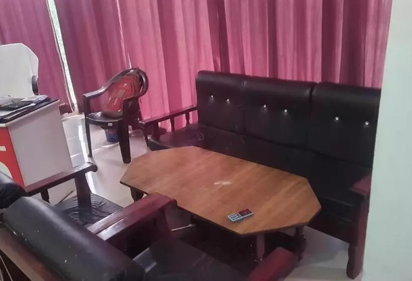 Hotelli Spot On Royal Inn