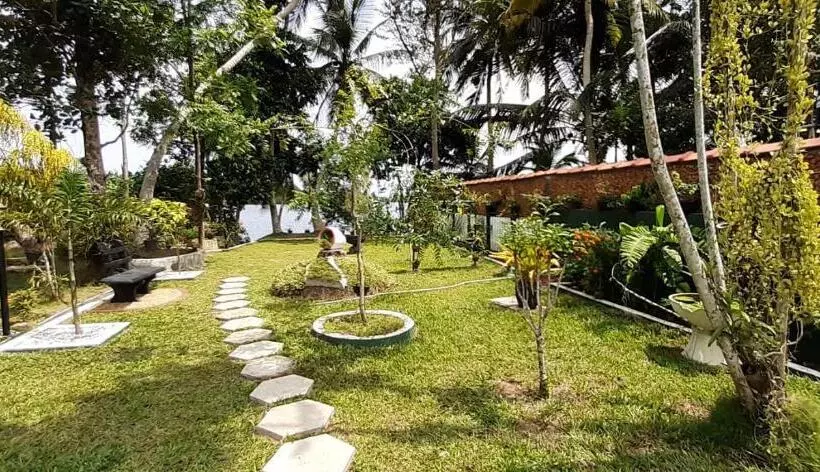 پانسیون Ayura Lagoon Resort