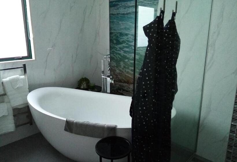 פנסיון Two Rooms With One Queen Size Bed In Each Room One Bathroom For The Two Rooms