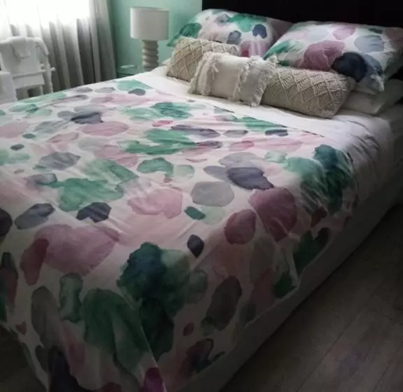 پانسیون Two Rooms With One Queen Size Bed In Each Room One Bathroom For The Two Rooms