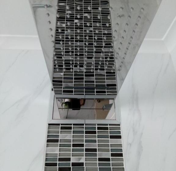 פנסיון Two Rooms With One Queen Size Bed In Each Room One Bathroom For The Two Rooms