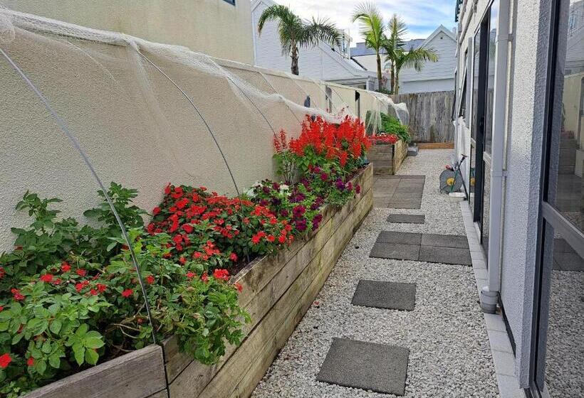 פנסיון Two Rooms With One Queen Size Bed In Each Room One Bathroom For The Two Rooms