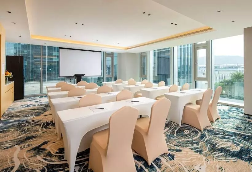 هتل Hilton Garden Inn Shenzhen Airport